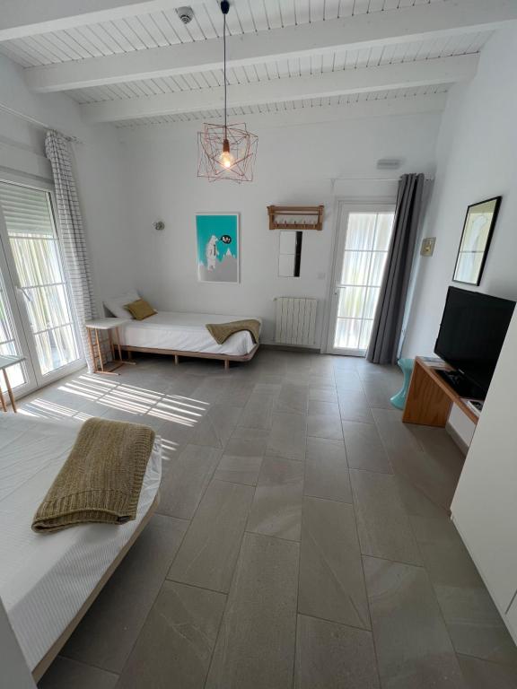 TV a/nebo společenská místnost v ubytování Chipibeach B&B, Hostal Boutique