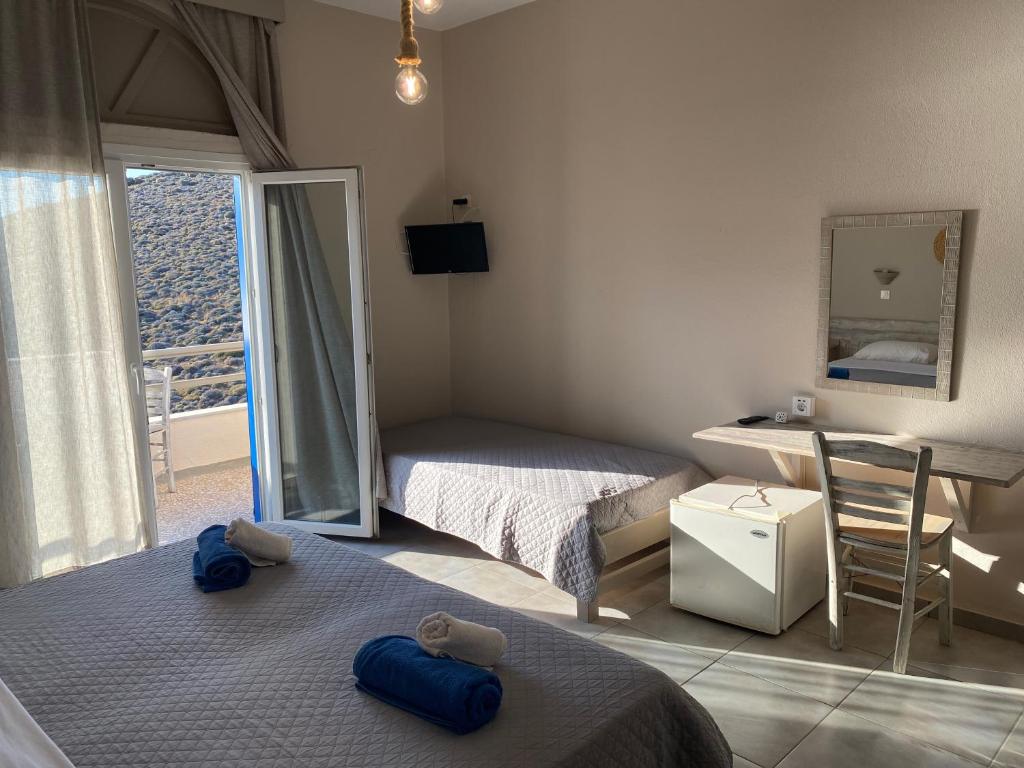 Postel nebo postele na pokoji v ubytování Kohili Kolibithra in Tinos