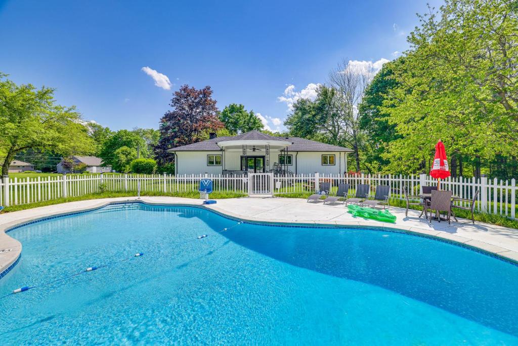 una piscina en un patio con una valla y una casa en Charming Cresco Home with Game Room and Private Pool!, en Cresco