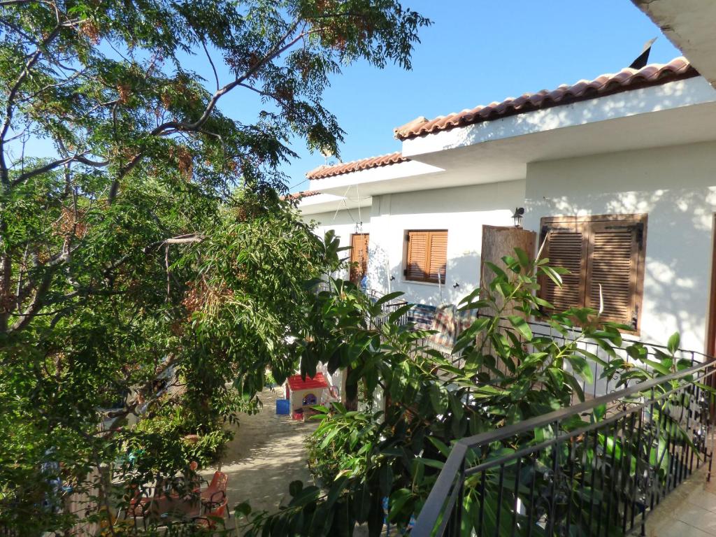 Сад в The Mesaktis River Rooms 1