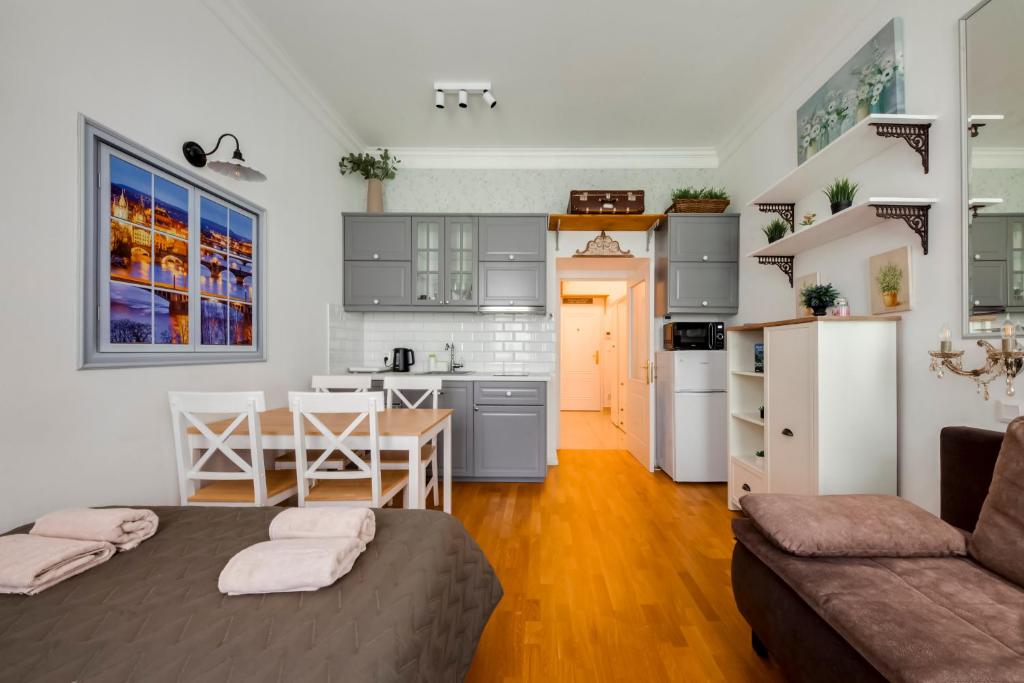 Il comprend une cuisine et un salon avec un lit et une table. dans l'établissement Centrum Bohemia LUX, à Prague
