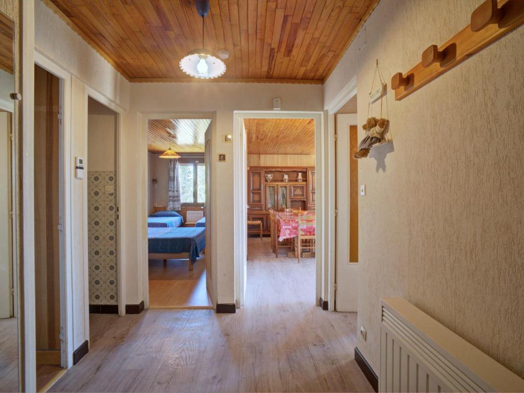 un couloir avec un salon et une salle à manger dans l'établissement Appartement spacieux 8 pers, 3 ch, proche pistes, parking privé, WIFI - FR-1-417-137, à La Toussuire