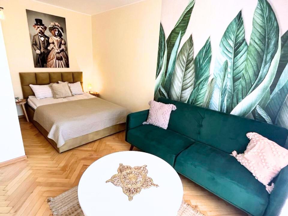 Un pat sau paturi într-o cameră la Apartament Wakcyjny przy ulicy Paryzntów