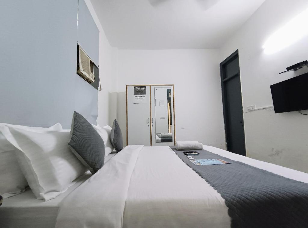Postel nebo postele na pokoji v ubytování Hotel Hauz Khas Fort View
