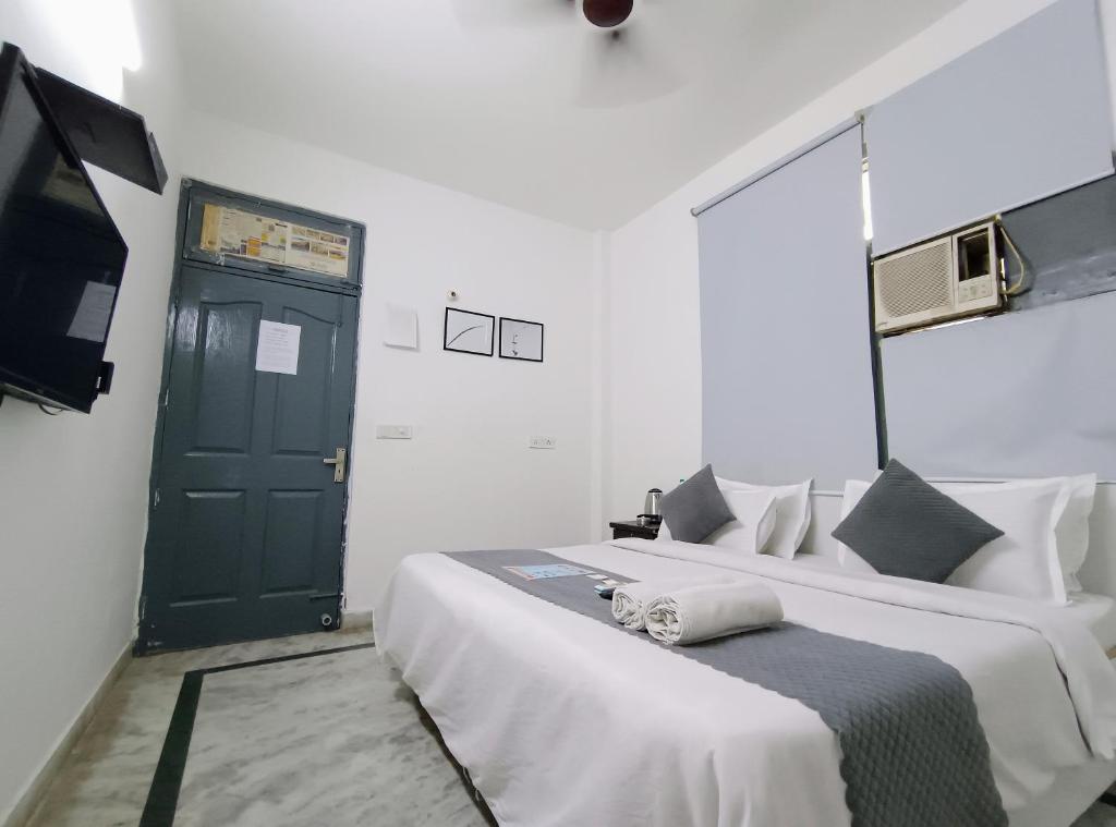 Postel nebo postele na pokoji v ubytování Hotel Hauz Khas Fort View