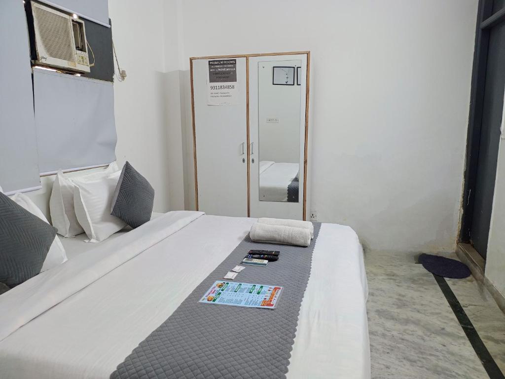 Postel nebo postele na pokoji v ubytování Hotel Hauz Khas Fort View