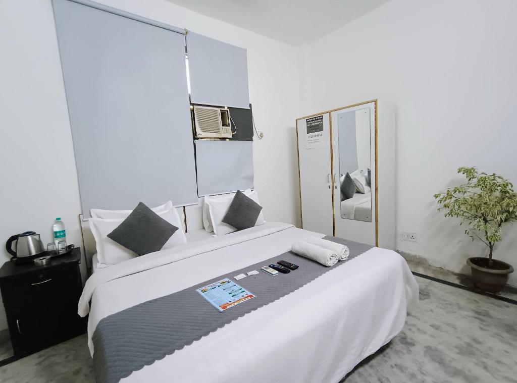 Postel nebo postele na pokoji v ubytování Hotel Hauz Khas Fort View