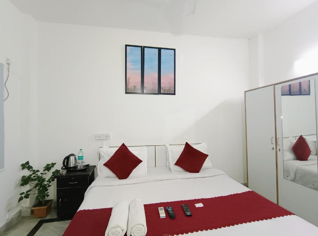 Postel nebo postele na pokoji v ubytování Hotel Hauz Khas Fort View