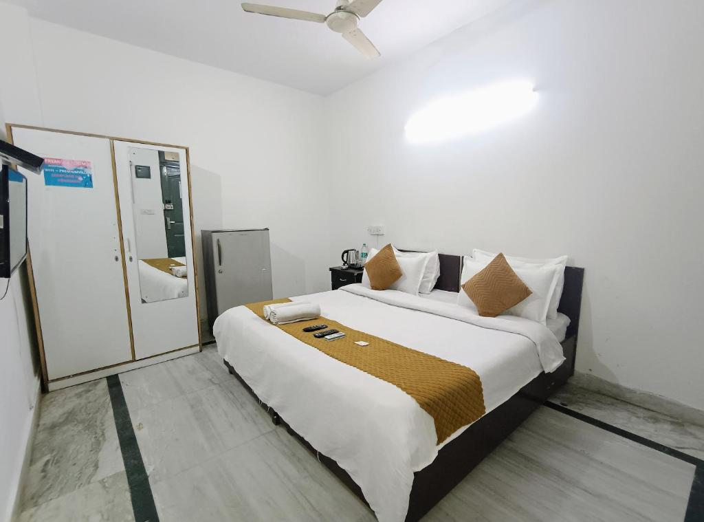 Postel nebo postele na pokoji v ubytování Hotel Hauz Khas Fort View