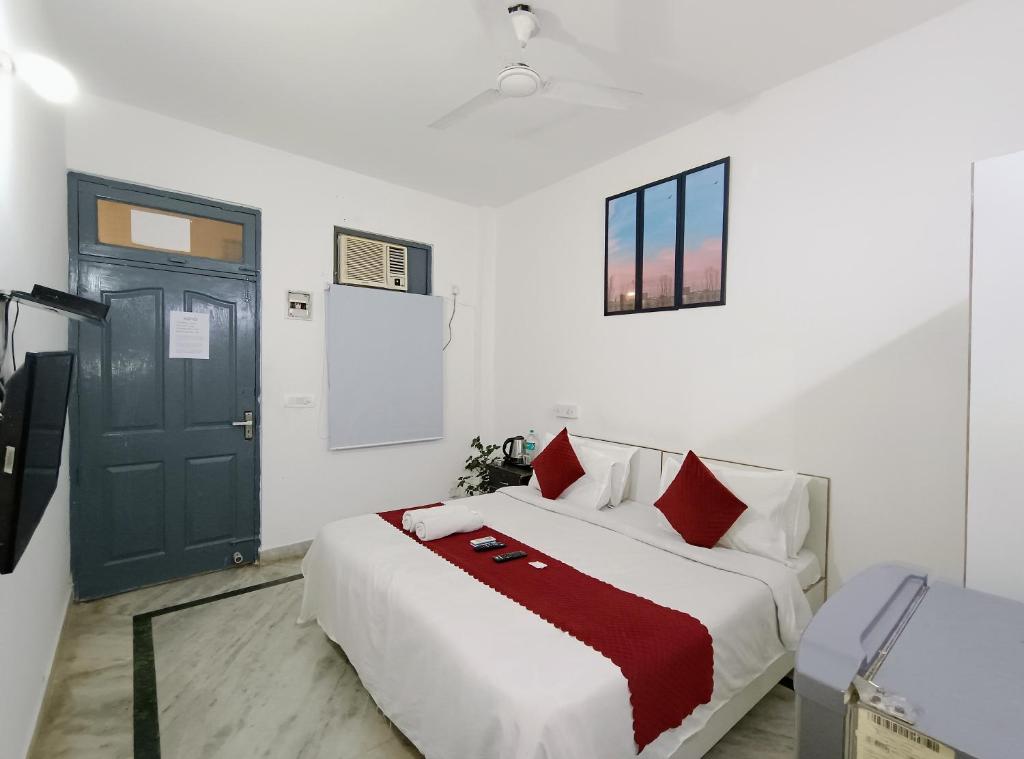 Postel nebo postele na pokoji v ubytování Hotel Hauz Khas Fort View