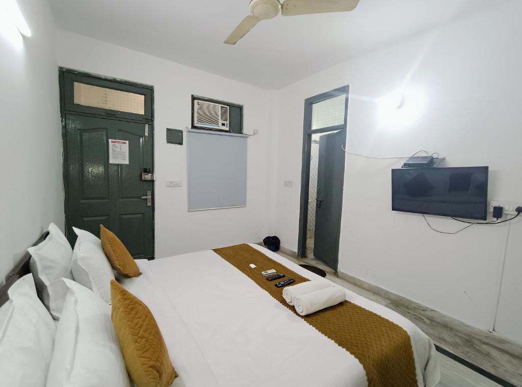 TV a/nebo společenská místnost v ubytování Hotel Hauz Khas Fort View