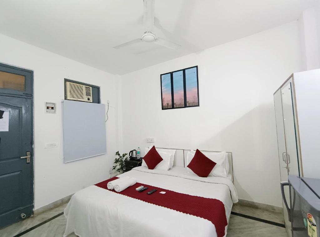 Postel nebo postele na pokoji v ubytování Hotel Hauz Khas Fort View