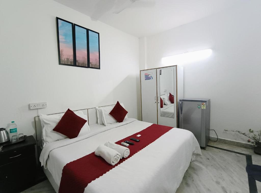 Postel nebo postele na pokoji v ubytování Hotel Hauz Khas Fort View
