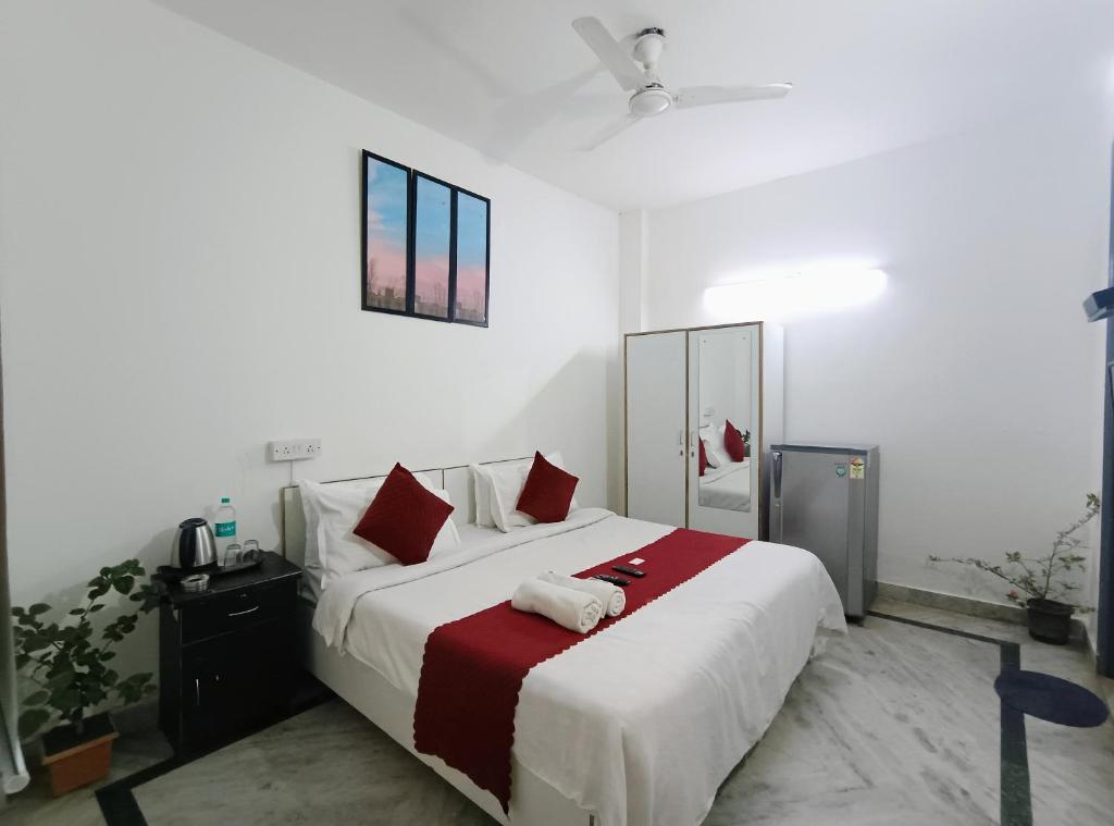 Postel nebo postele na pokoji v ubytování Hotel Hauz Khas Fort View
