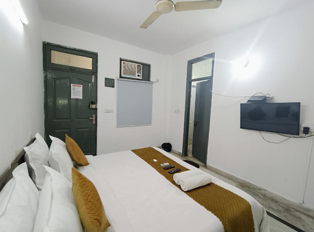 Postel nebo postele na pokoji v ubytování Hotel Hauz Khas Fort View