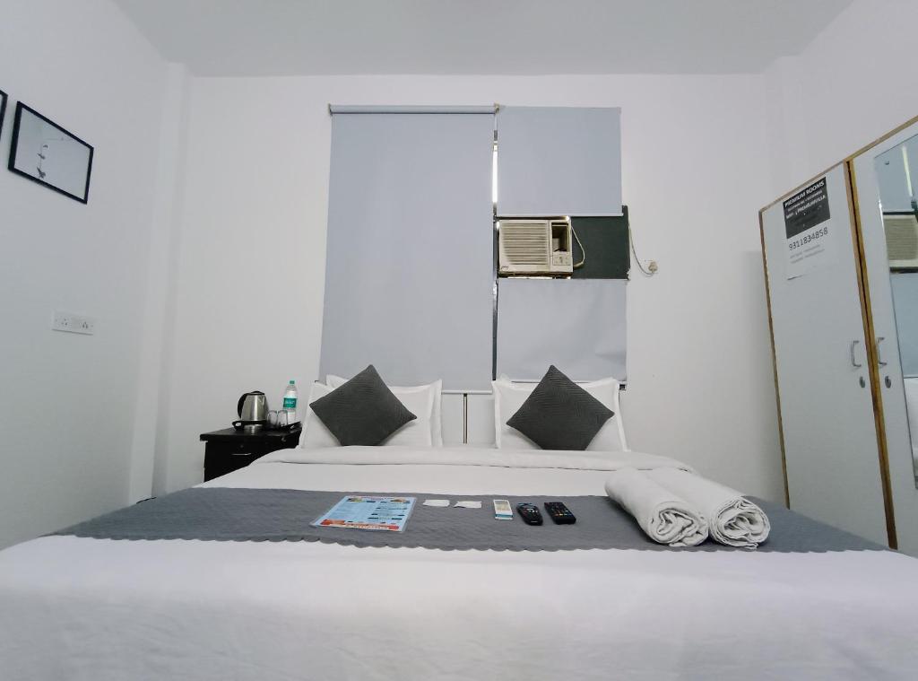 Postel nebo postele na pokoji v ubytování Hotel Hauz Khas Fort View