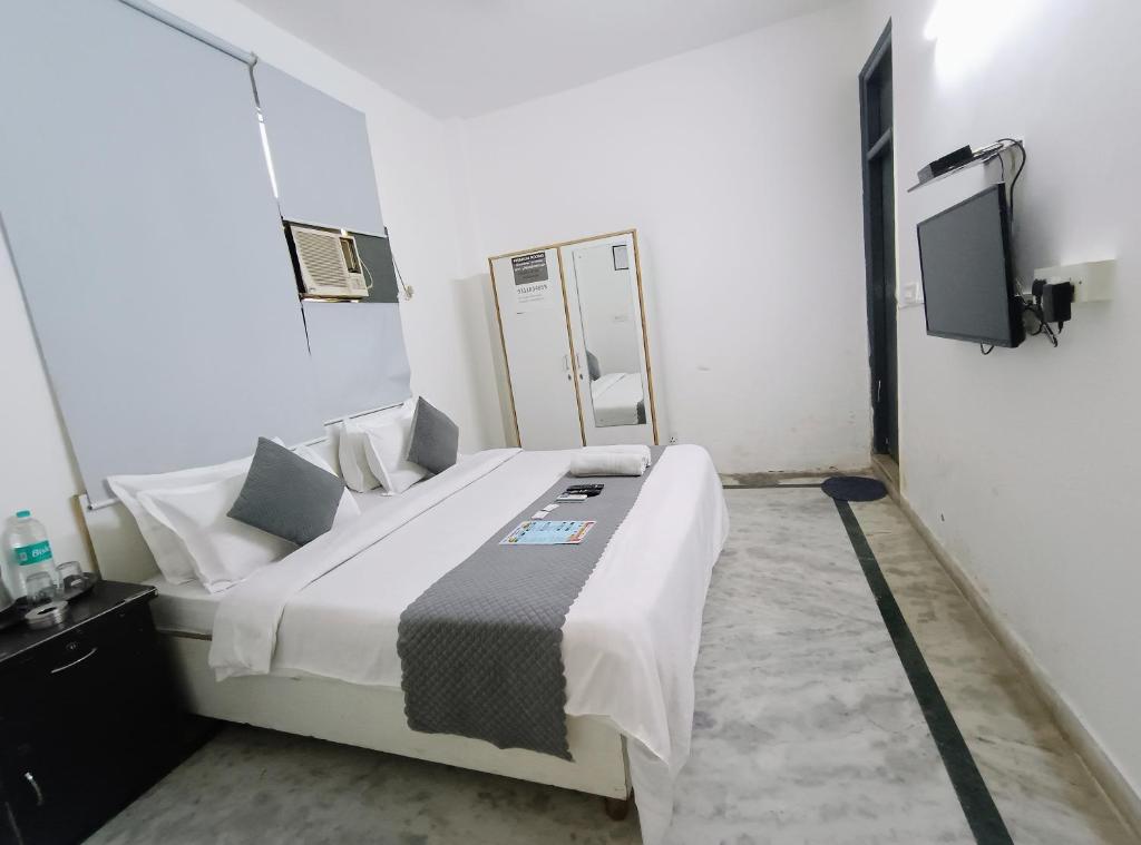 Postel nebo postele na pokoji v ubytování Hotel Hauz Khas Fort View