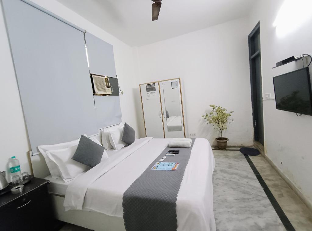 Postel nebo postele na pokoji v ubytování Hotel Hauz Khas Fort View