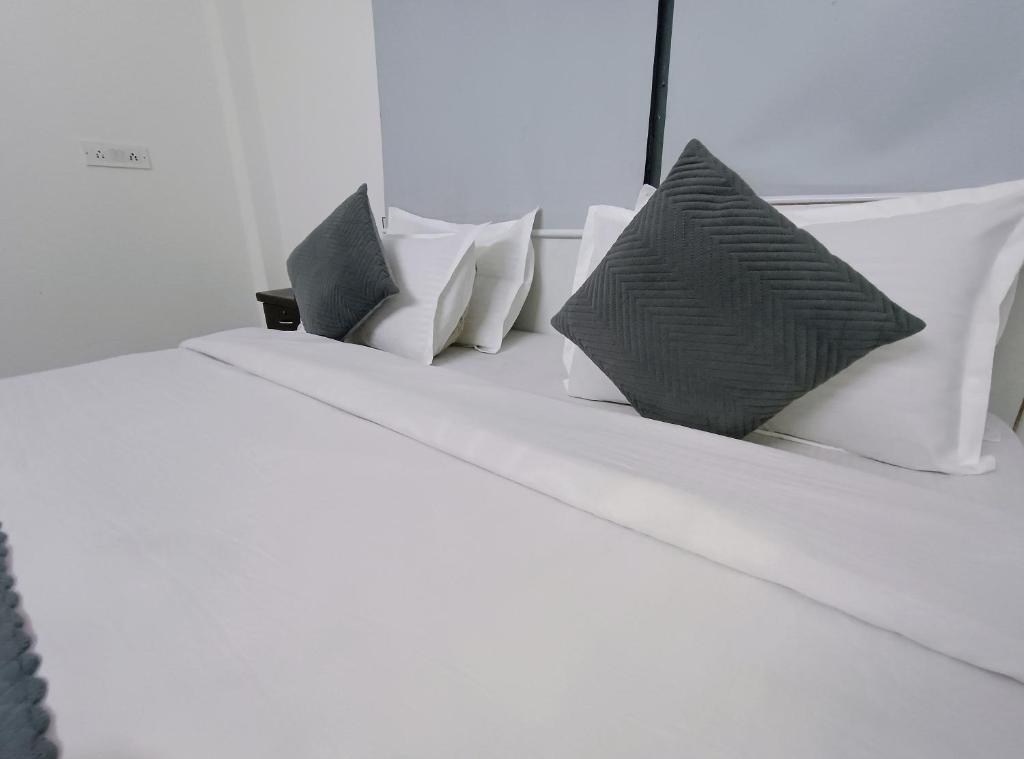 Postel nebo postele na pokoji v ubytování Hotel Hauz Khas Fort View
