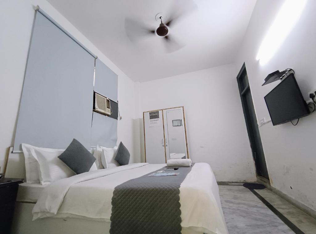 Postel nebo postele na pokoji v ubytování Hotel Hauz Khas Fort View