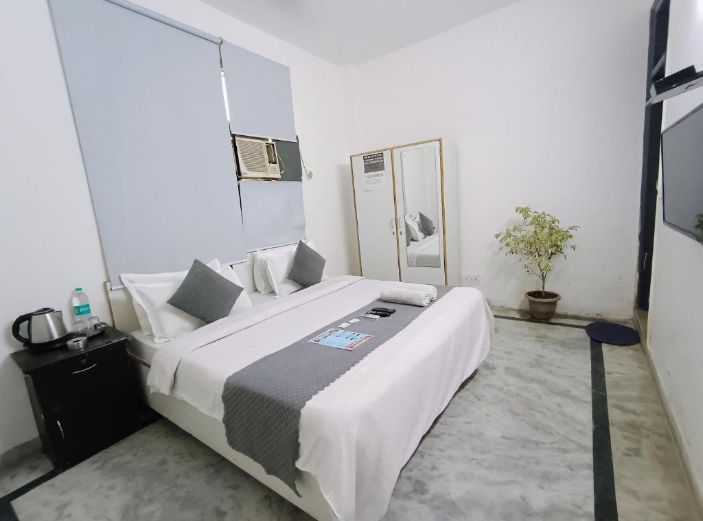 Postel nebo postele na pokoji v ubytování Hotel Hauz Khas Fort View