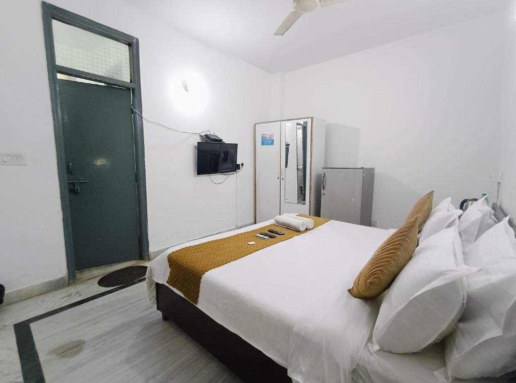 Postel nebo postele na pokoji v ubytování Hotel Hauz Khas Fort View