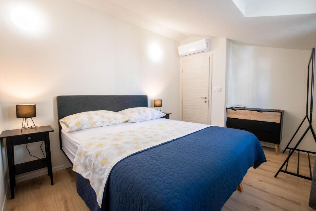 una camera con letto e piumone blu di Mala Villa a Kaštela (Castelli)