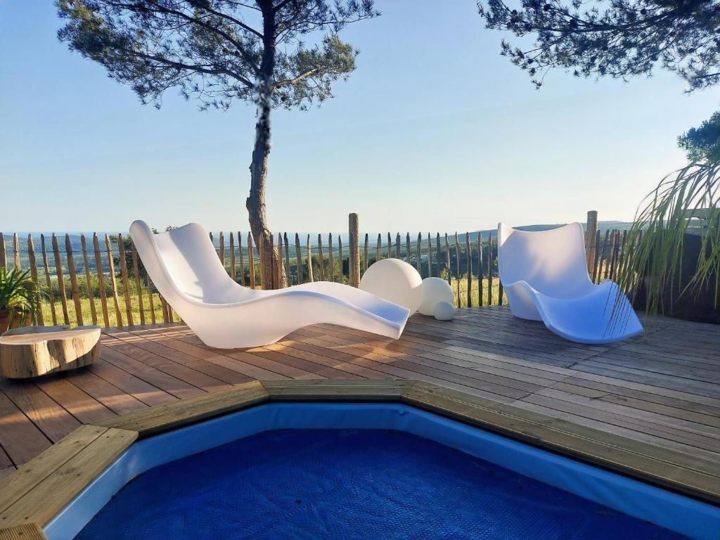 Bazén v ubytování Chalet, Oasis et vue mer,proxi circuit Paul Ricard nebo v jeho okolí