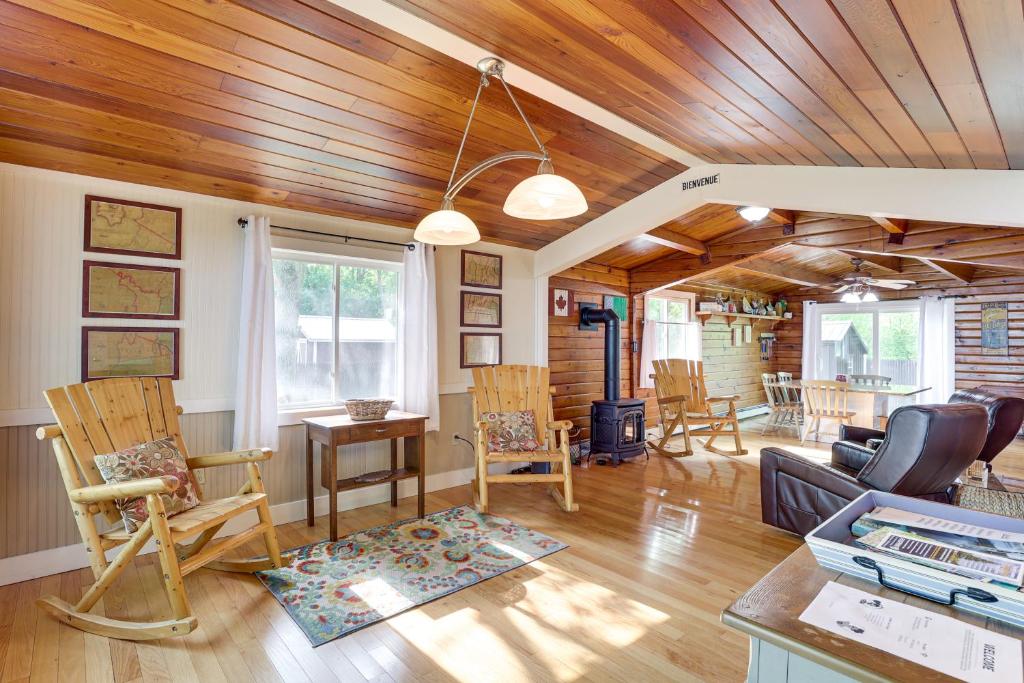 salon z drewnianym sufitem i drewnianą podłogą w obiekcie Cozy Lake Champlain Cottage with Private Beach! w mieście North Hero