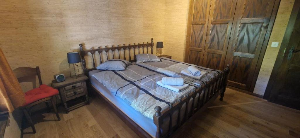 Postel nebo postele na pokoji v ubytování Appartement, vue sur le lac