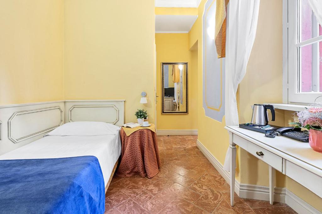Postel nebo postele na pokoji v ubytování Hotel Cannobio