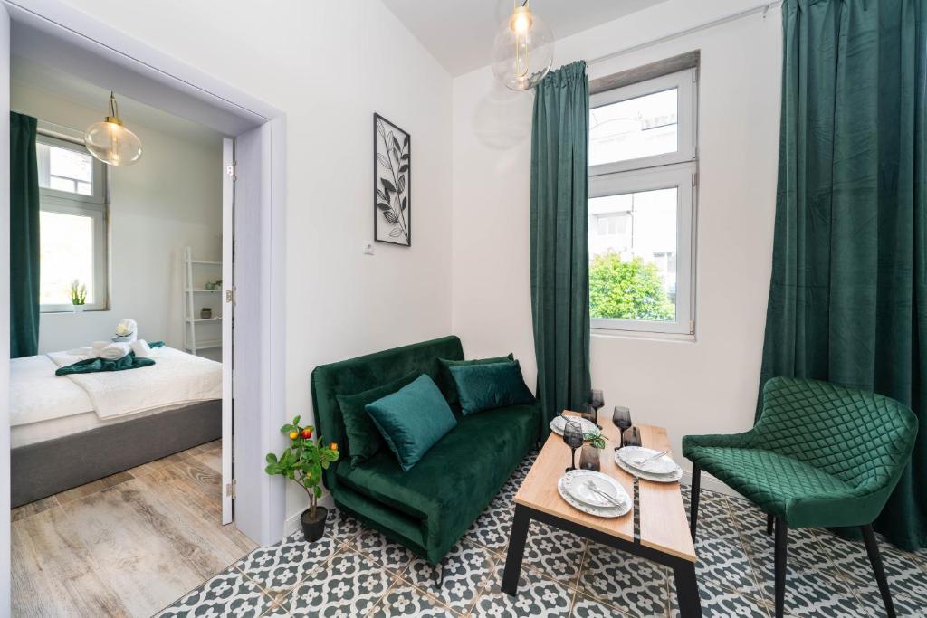 A bed or beds in a room at Apartment in the Heart of the Top Center