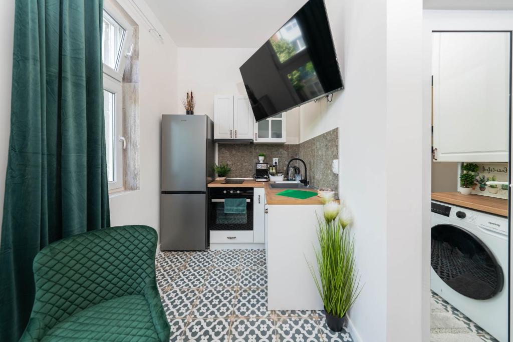A kitchen or kitchenette at Apartment in the Heart of the Top Center