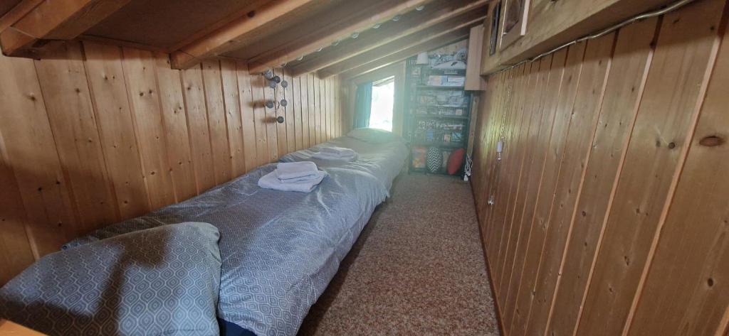 Postel nebo postele na pokoji v ubytování Appartement, vue sur le lac