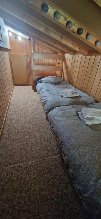 Postel nebo postele na pokoji v ubytování Appartement, vue sur le lac