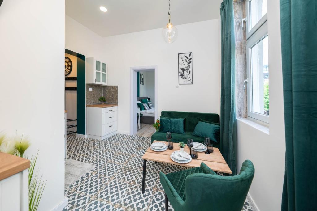 A seating area at Apartment in the Heart of the Top Center