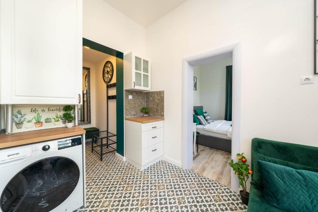 A kitchen or kitchenette at Apartment in the Heart of the Top Center