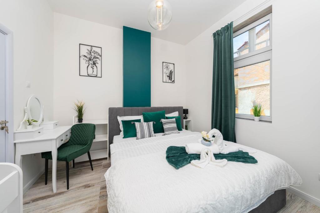 A bed or beds in a room at Apartment in the Heart of the Top Center