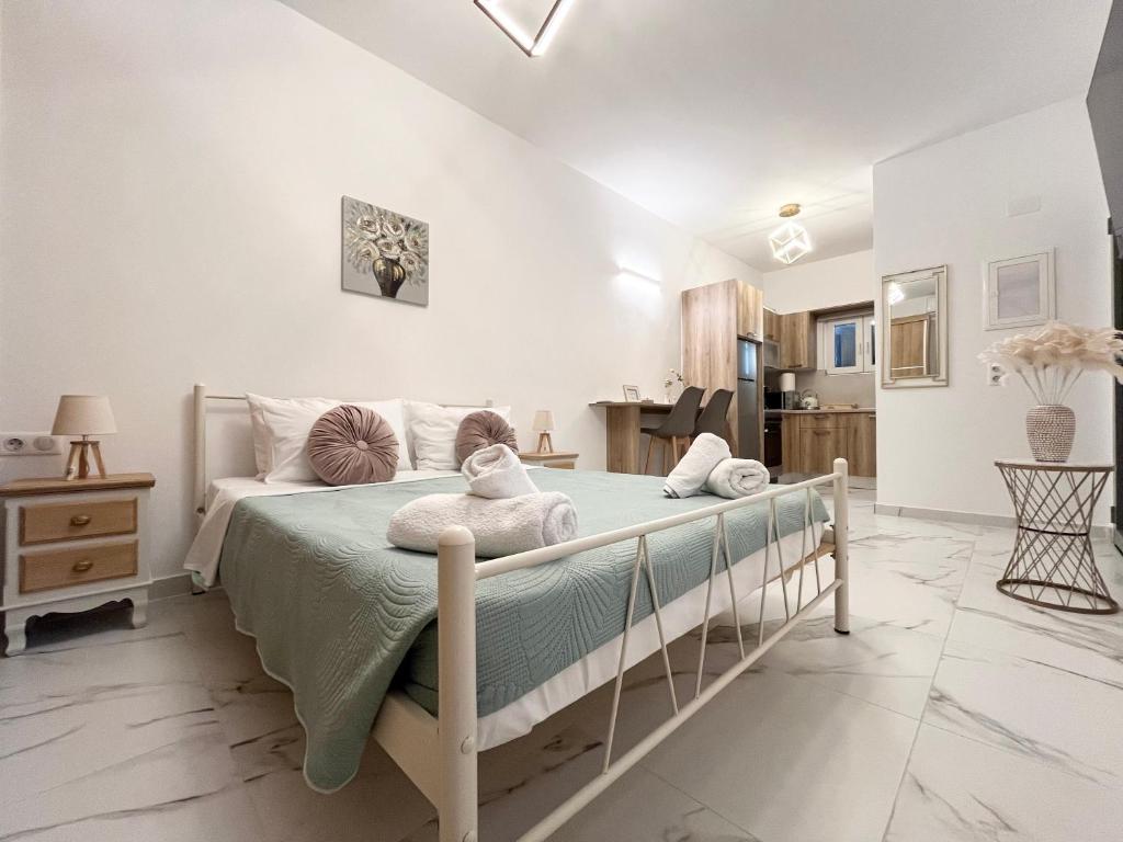 een slaapkamer met een bed met een groen dekbed bij Corfu Airport Sweet Studio in Ágios Rókkos