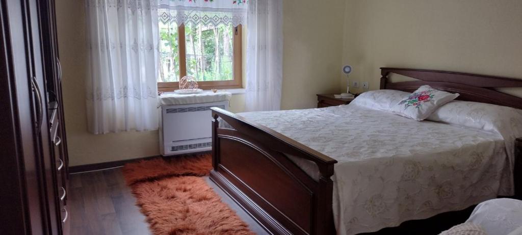 En eller flere senge i et værelse på Kristi House