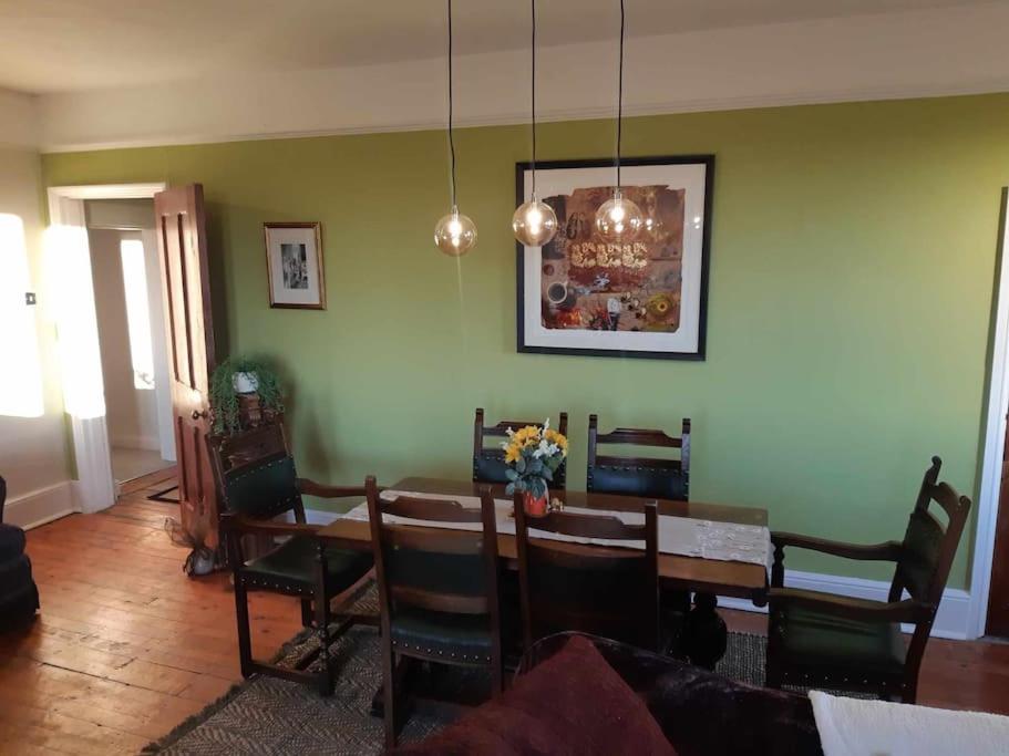 een eetkamer met een tafel en stoelen bij Lovely 3 Bedroom apartment in Reigate
