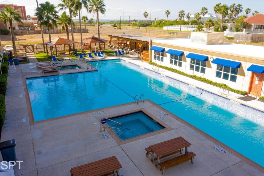 una vista aérea de una piscina en un complejo en Luxe 1 Bedroom House with Pool - Gulfview II unit 410, en South Padre Island
