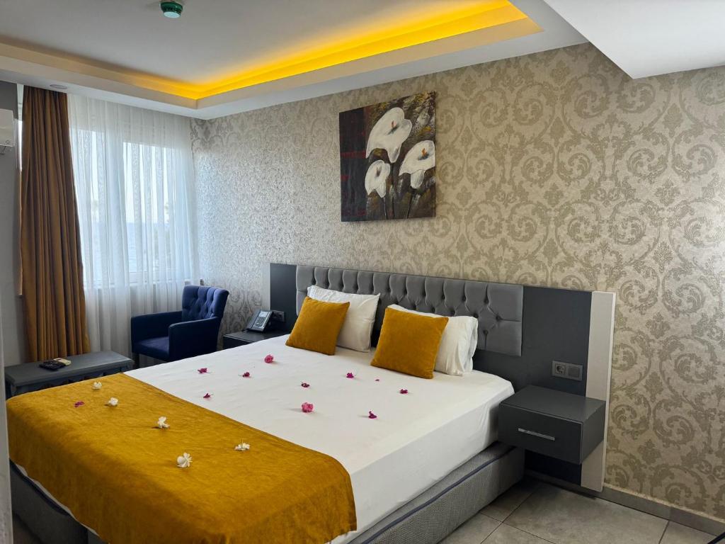 A bed or beds in a room at ERDEM HOTEL