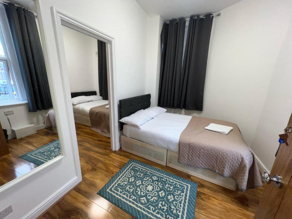 Postel nebo postele na pokoji v ubytování World Hotel