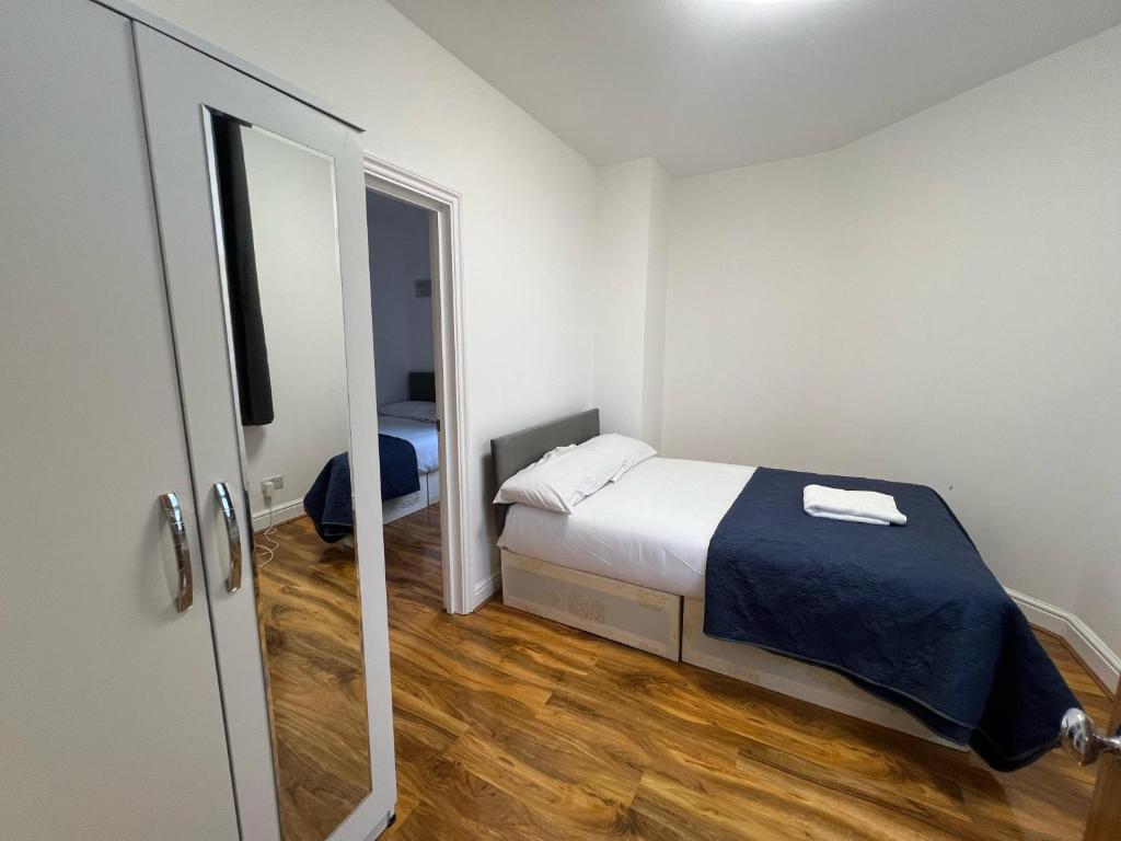 Postel nebo postele na pokoji v ubytování World Hotel