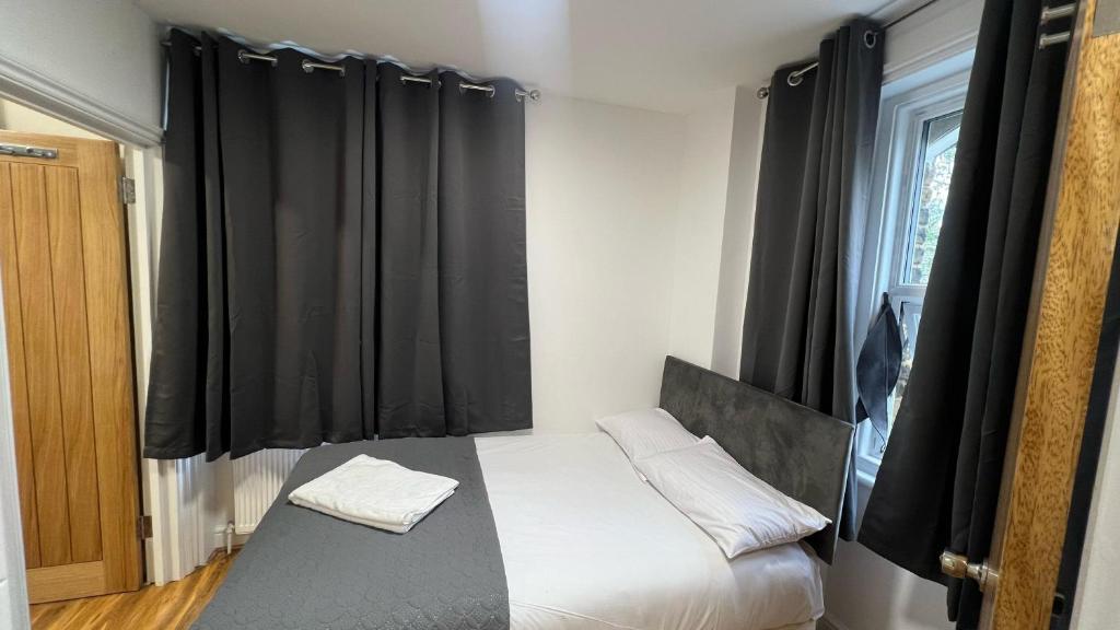 Postel nebo postele na pokoji v ubytování World Hotel
