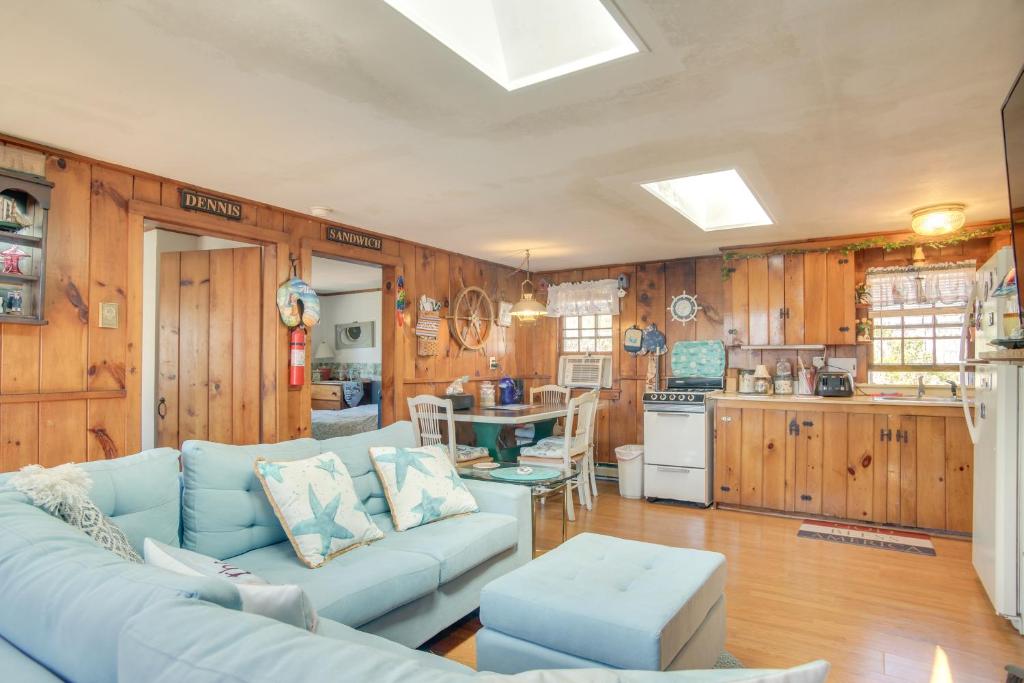 un soggiorno con un divano blu e una cucina di Less Than 1 Mi to Sea Street Beach Dennis Port Home! a Dennis Port