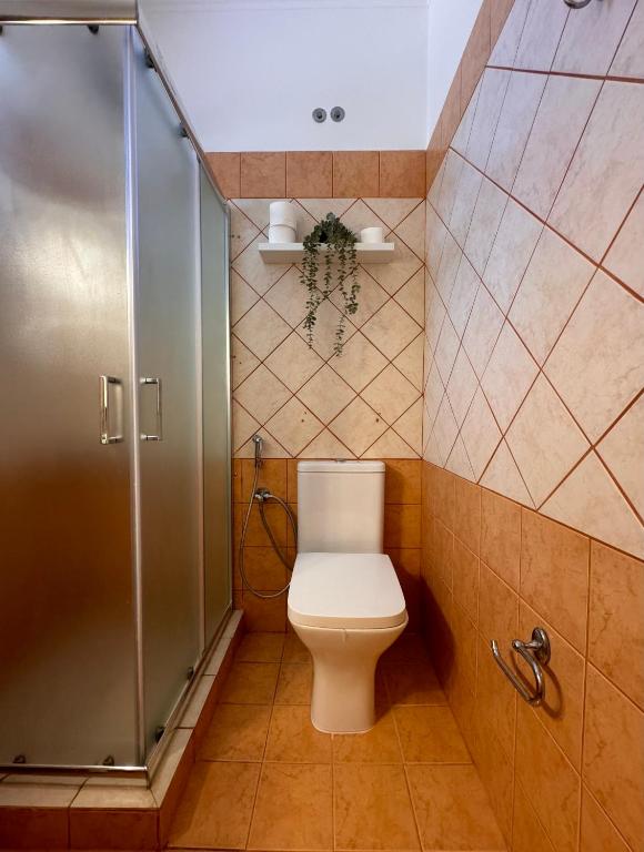 A bathroom at Casa Regina - 5min to Beach - Peaceful Retreat