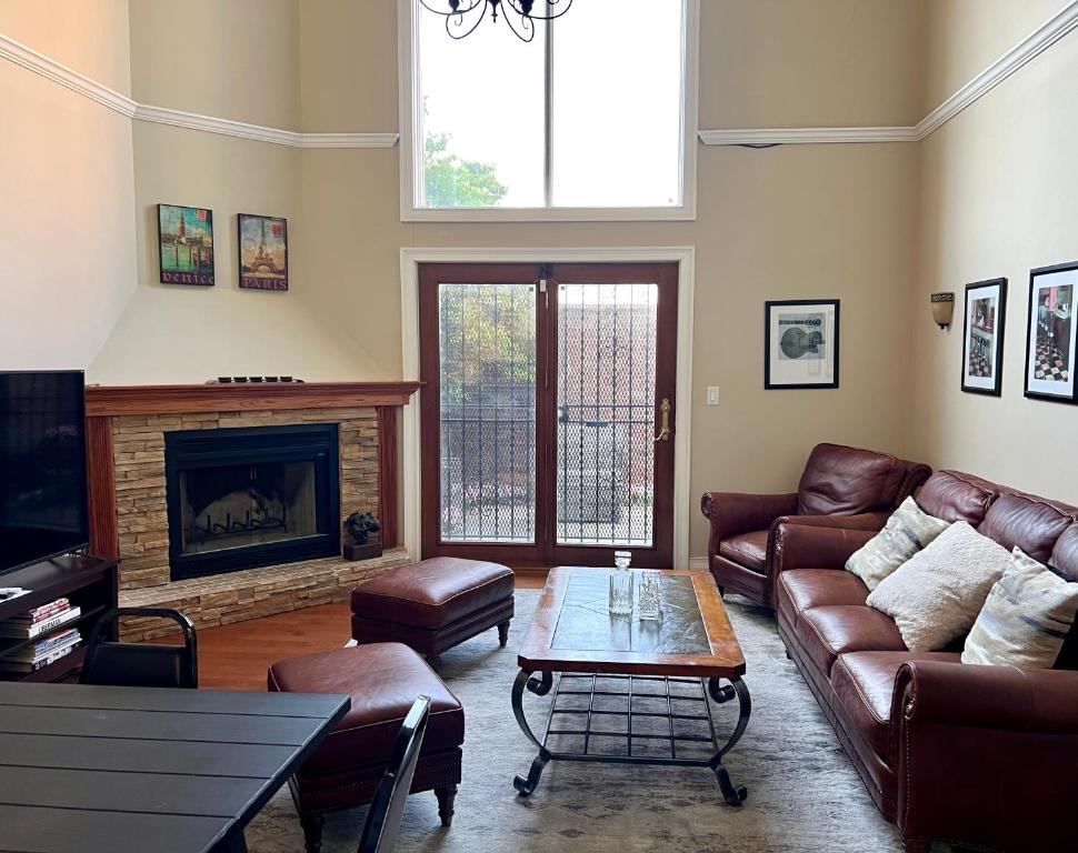 4 Bedroom Home in Best Location Parking Fireplace Back Yard Pets Welcome的休息区