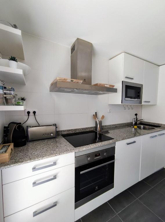 Kuchyňa alebo kuchynka v ubytovaní RD V Luxury Apartment Mediterranean